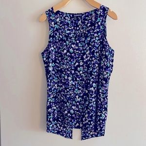✨2/15✨ Express floral split back tank size small. Super cute.